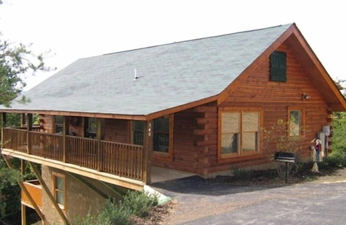 Pigeon Forge Cabin | Decorated Country Christmas 2 BR 2BA + Bunk Beds Wifi High Chair and Porta Crib