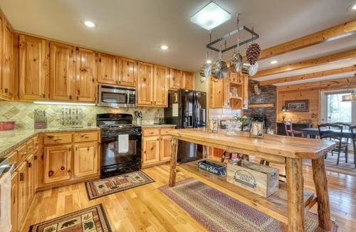Blairsville Cabin | Deer Foot - Private 3BR Cabin, Sleeps 6, Hot tub, Wood-burning Fireplaces