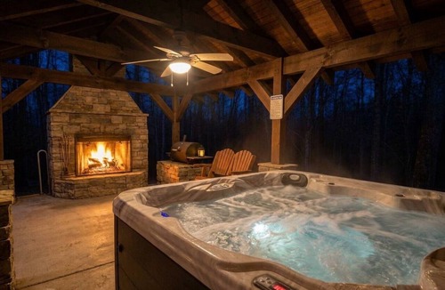 Blairsville Cabin | Deer Foot - Private 3BR Cabin, Sleeps 6, Hot tub, Wood-burning Fireplaces