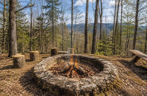 Blairsville Cabin | Deer Foot - Private 3BR Cabin, Sleeps 6, Hot tub, Wood-burning Fireplaces