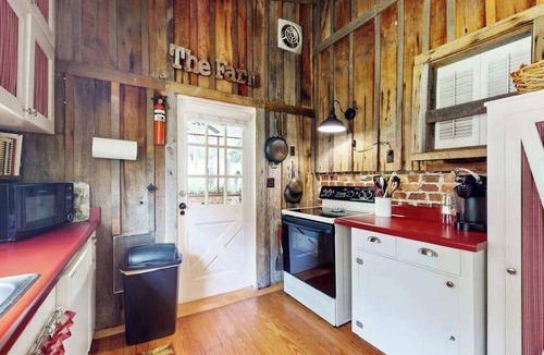 Horse Shoe House | Delightful Country Farmhouse |Fireplace, Firepit & Fishing Pond