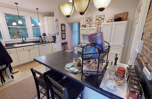 Nelsonville Bed & Breakfast | Delightful Queen-sized Room near Hocking Hills & nearby State Parks