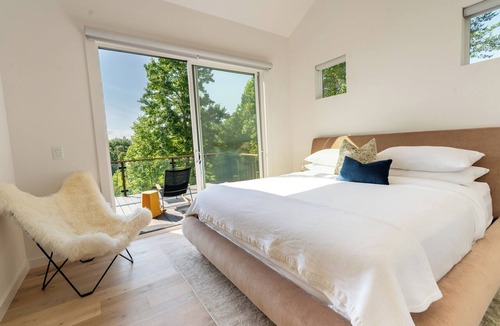 Young Harris House | Designer Mountain Retreat - Hot Tub + Mtn Views + Pickleball + King beds