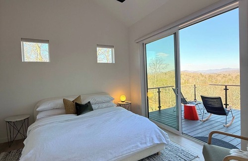 Young Harris House | Designer Mountain Retreat - Hot Tub + Mtn Views + Pickleball + King beds