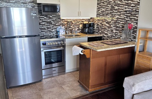 Hilton Head Island Condo | Direct Oceanfront, Private Balcony, WIFI, King bed, walk-in-shower, central air