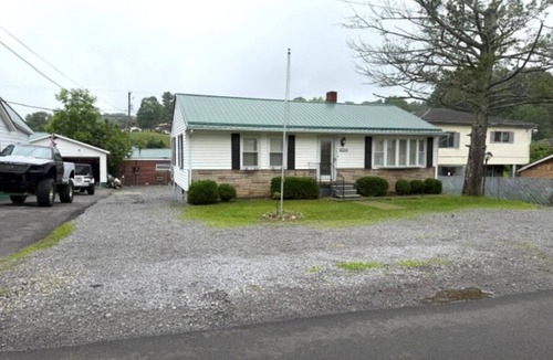 Bluewell House | Dirtman Digs is a Spacious 4-bedroom house in welcoming Bluefield with AC