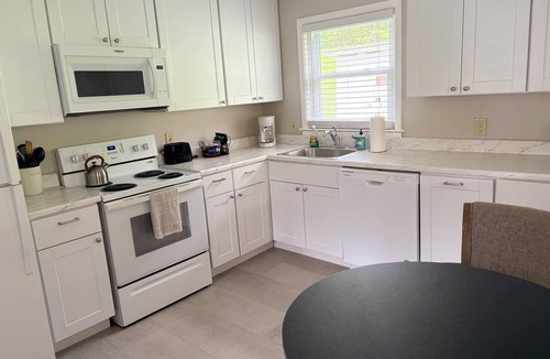 Oak Ridge House | Dog-friendly 2 bedroom house with king bed in Oak Ridge