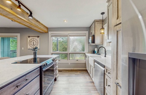 Sugar Mountain Condo | Dog-friendly condo w/mountain views, balcony, gas fireplace, & shared grills