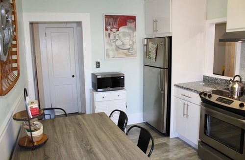 Toccoa Cottage | Dog Friendly Cozy Cottage Stay + Hot Tub & Hammock