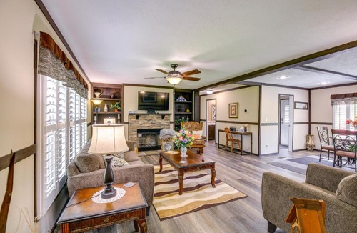 Chilhowie House | Dog-Friendly Home w/Mtn Views in Chilhowie!
