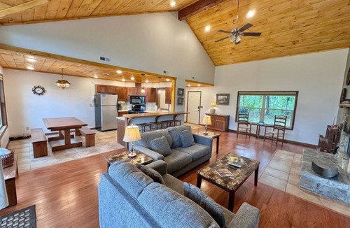 Chalet Village North Cabin | dog-friendly hot tub free Dollywood ticket