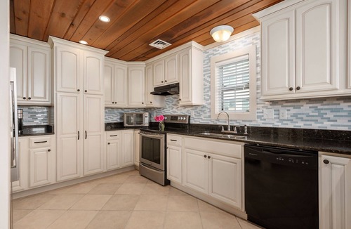 Kill Devil Hills Apartment | Dog-Friendly OBX Saltbox, Walk to Beach, Walk-In Showers