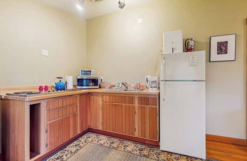 Eastsound Apartment | Dog Friendly Studio with Kitchenette, WiFi, Yard and Fire Pit near Eastsound Beach