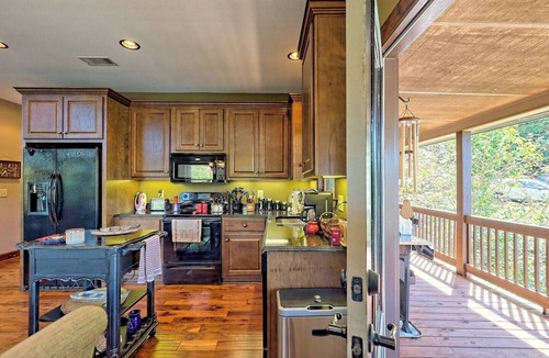 Hiawassee House | Dogwood Days Lakehouse by Chatuge Home Concierge | Mountain & Lake Oasis: Dock, Pets & Sunsets