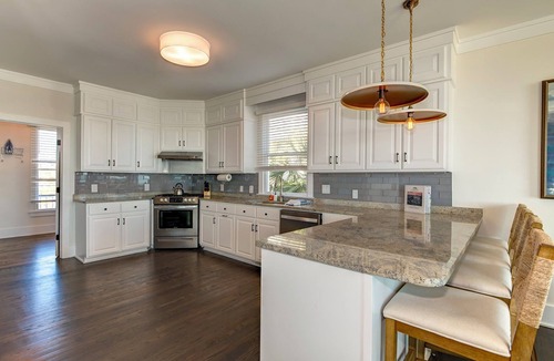 Isle of Palms House | 🐬'Dolphin Manor' ~ OCEAN FRONT, PRIVATE POOL, HOT TUB, PUTTING GREEN ⛳️!