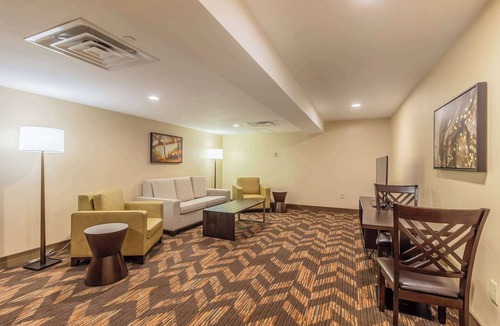 Lawrence Hotel | DoubleTree by Hilton Hotel Lawrence