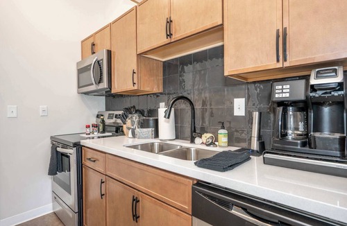 Central Business District Apartment | Downtown Cincinnati 2BR | Walk to Reds & Casino