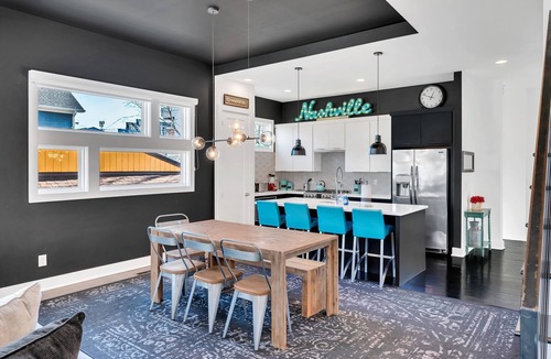 Edgehill House | Downtown - Elegant & Cozy - Skyline Views!