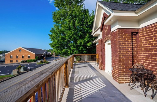 Maryville House | Downtown Maryville Luxury Room Private Ensuite