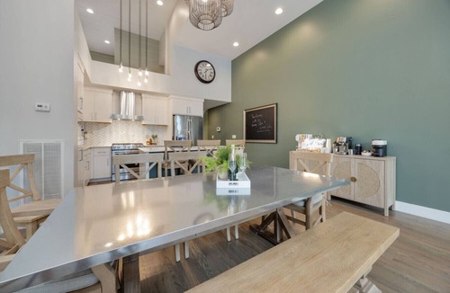 West End House | Downtown Nashville Luxury with Irish Pub Hangout