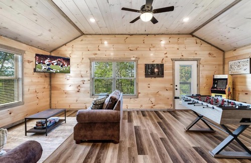 Sevierville House | Eagle Feather Cabin- Modern Retreat, Hot Tub, Games & Scenic Yard Escape