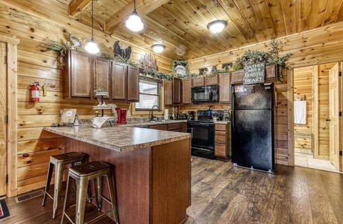 Sevierville Cabin | 🦅Eagle's Hangout | Game Room + Pool Table + Hot Tub + Community Pool🏔️
