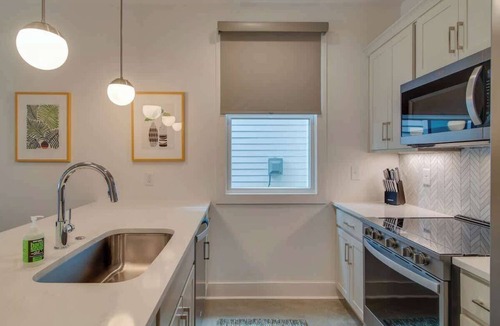 Greenwood House | East Nashville, Flexible Group Layout, 2 CarGarage | 2 Car Garage, Smart TVs in Every Room, Near Five Points, The Gulch And 10 min to Broadway, 24 Hr Hospitality