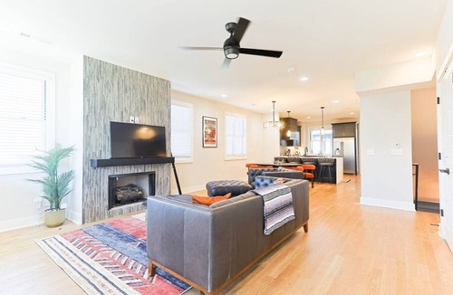East Nashville Villa | East Nashville Luxe Townhome | 3 King Beds | Walk to Nissan Stadium | Game Lounge & Free Parking