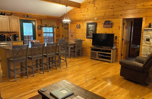 Gatlinburg Cabin | Easy Access Gatlinburg Cabin-2 MasterSuites-Only Minutes to Town-RockyTop 1 Mile