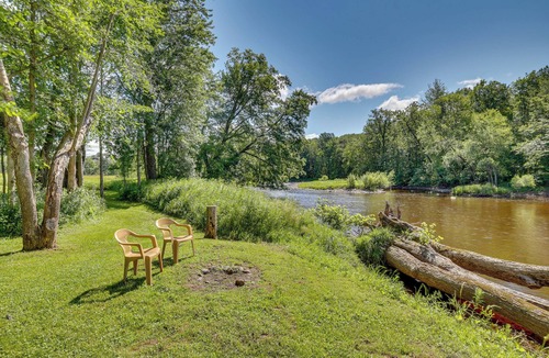 Cadott House | Eclectic & Spacious Cadott Getaway w/Water View