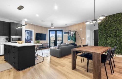 West End Apartment | Electric - Odyssey -Top Floor West End 2 Bedroom - Minutes to Broadway