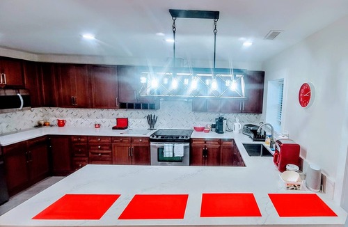 Kenilworth House | Elegant Central Ruby- Around the Corner DWTN AVL 2BDRMs/1 BATH-3 beds sleeps 4