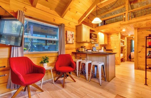 Lookout Valley Neighborhood Association Cabin | Eliza Bunk Cabin in City Side Rustic Resort