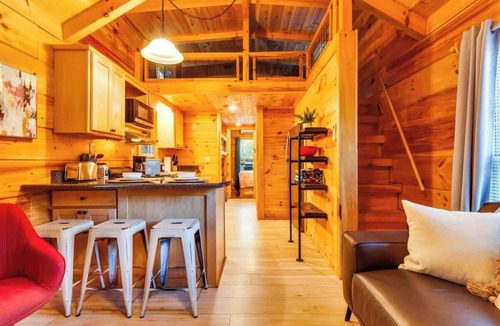 Lookout Valley Neighborhood Association Cabin | Eliza Bunk Cabin in City Side Rustic Resort