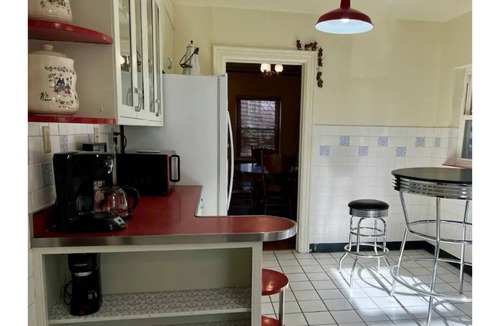Summerlee House | Enchanting Storybook Cottage - Downtown Oak Hill