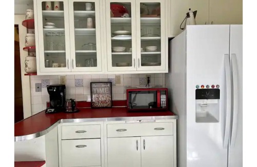 Summerlee House | Enchanting Storybook Cottage - Downtown Oak Hill
