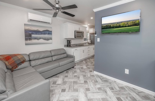 Singers Glen Cottage | Endless Caverns Pet-Friendly Deluxe Cabin - A Better Base Camp at Endless Caverns Resort