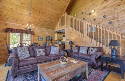Black Bear Falls Cabin | Endless View, 3 Bedrooms, Pool Access, Pool Table, Free WiFi, Sleeps 10