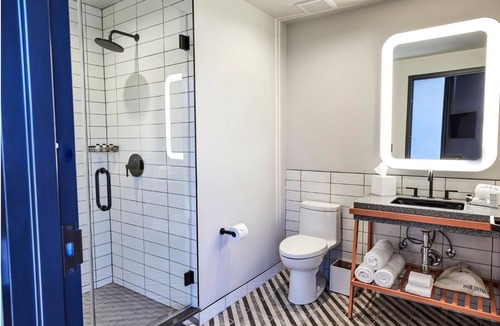 East Nashville Hotel | Enjoy Funky Boutique Room w/Skyline Views – Food & Fun Nearby! Close to Airport