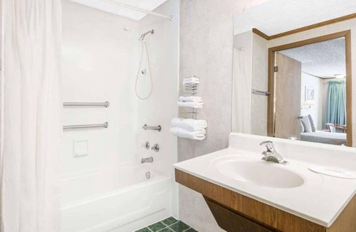 Summit House | Enjoy Your Stay at Knights Inn Ashland! Pool, Picnic Area, Parking, WiFi