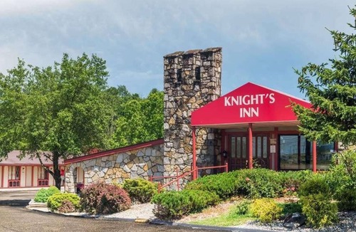 Summit House | Enjoy Your Stay at Knights Inn Ashland! Pool, Picnic Area, Parking, WiFi
