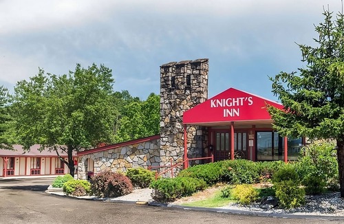 Summit Hotel | Enjoy Your Stay at Knights Inn Ashland! Pool, Picnic Area, Parking, WiFi