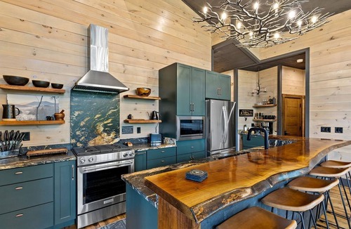 Hidden Lake Cabin | Enormous Cabin Luxury Interior and Game Room in Cherry Log, Georgia