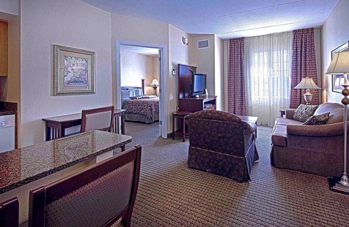 Graysville Condo | Equipped Suite Near Hamilton Place Mall | Indoor Pool + Gym Access