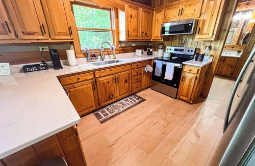 West Jefferson Cabin | Escape the Heat -3BR/2BA Hot Tub, Near Mt Jefferson State Park