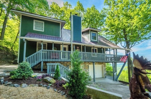Old Fort Cabin | Escape to a Charming 3-bedroom cabin wonderland, with amazing long range views.