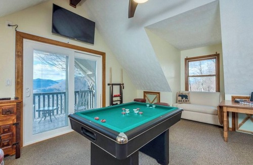Old Fort Cabin | Escape to a Charming 3-bedroom cabin wonderland, with amazing long range views.