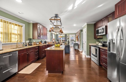 Villa Heights House | Escape to the Arts, Golf Sim, Hot Tub, Theater