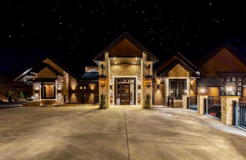 Gatlinburg - Pigeon Forge House | Excalibur: Pickleball, Duck Pin Bowling, Indoor Pool