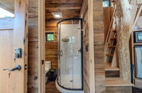 Zirconia House | Exclusive Luxury Treehouse Escape with Soaking Tub & Pizza Oven Near Waterfalls, Zirconia, NC